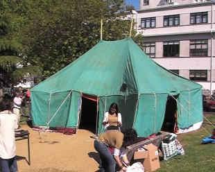 A jaima está situada no compostelán Parque de Estudos Galegos