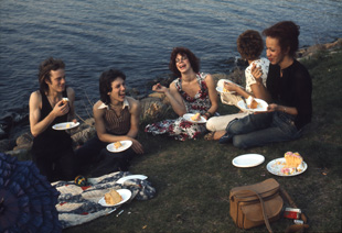 Fotografía de Nan Goldin na exposición "Familiar Feelings"