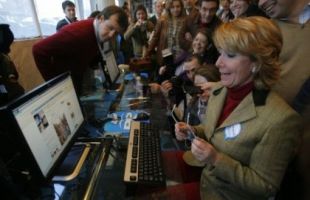 Esperanza Aguirre diante dun computador portátil