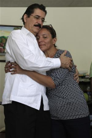 O matrimonio Manuel Zelaya-Xiamara Castro, na embaixada de Brasil en Tegucigalpa