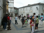 Un momento do desenvolvemento da I Festa dos Xogos Tradicionais da Terra de Melide na Praza do Pozo Pequeno