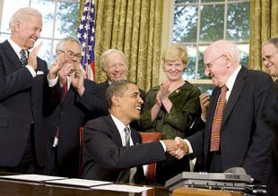 Obama dálle a man ao activista polos dereitos dos homosexuais, Frank Kameny, após asinar o memorando