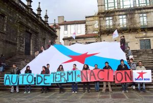 Bandeira despregada na praza da Quintana