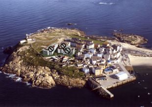 Marcados con tres círculos negros os deseños dos edificios que se proxectan construír na zona