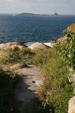 A zona onde están os petróglifos está a carón do mar, pegada ao castro e a un cuncheiro da época castrexa