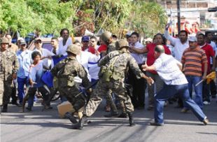 Membros do exército actuando o domingo contra a xente que ía participar na consulta popular