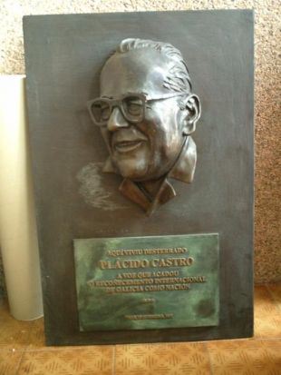 A placa, obra do escultor Pepe Morales (clique para ampliar)