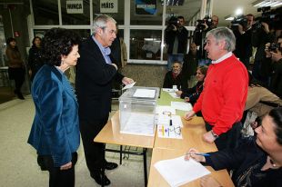 Emilio Pérez Touriño, votando en Compostela na mañá do domingo