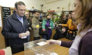 O actual lehendakari, Juan José Ibarretxe, no momento de votar / Imaxe: Deia