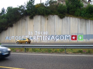 Unha pintada na autoestrada, feita nas vésperas do Día da Patria